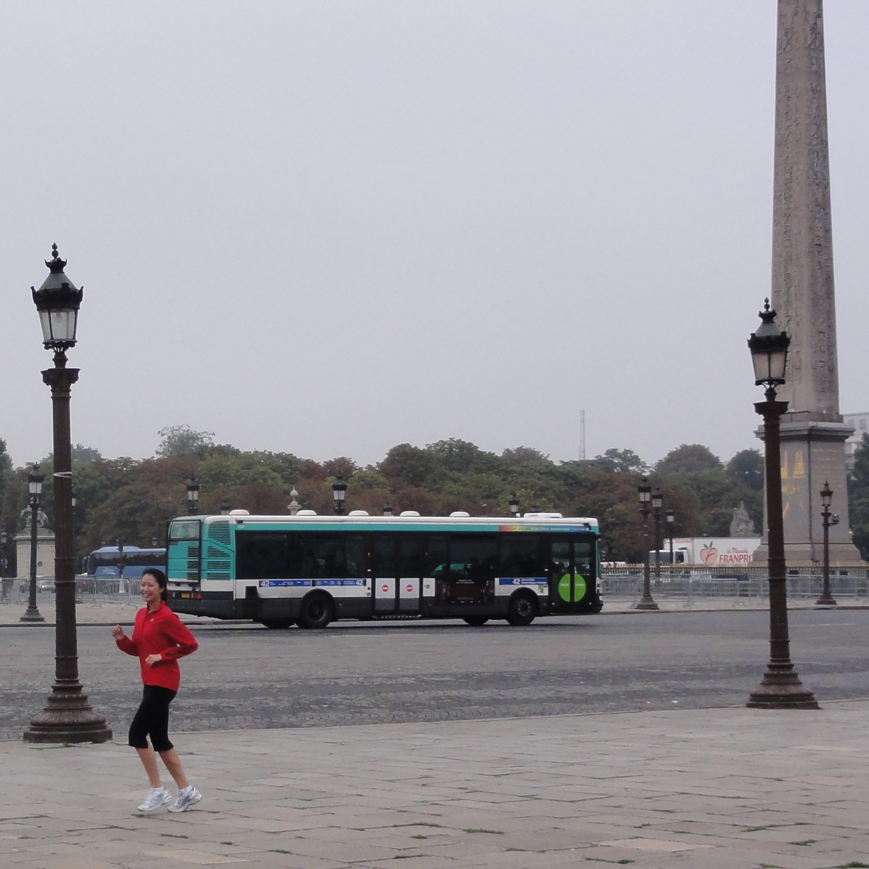En courant place de la Concorde avec Veena